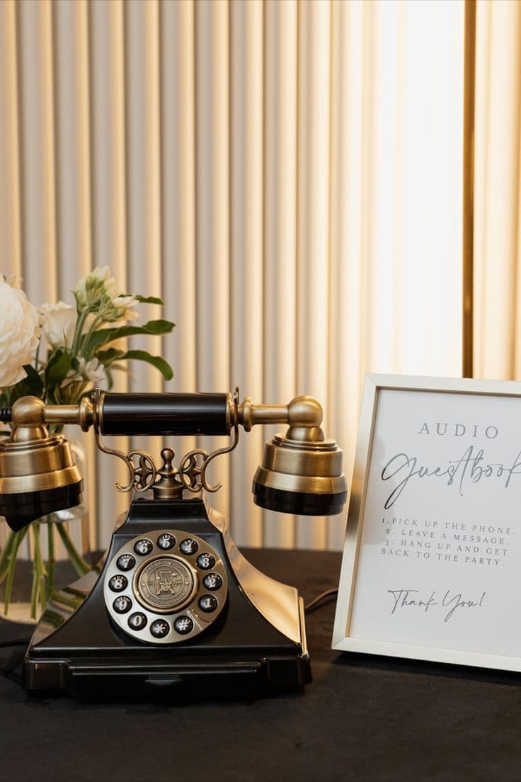 Elegante estación de libro de firmas de audio con teléfono vintage para grabar mensajes de boda