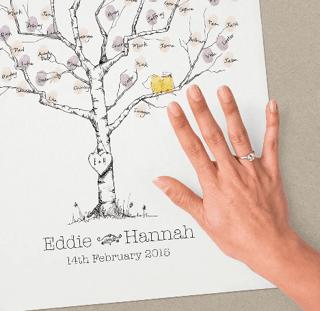 Hermoso árbol de huellas dactilares como libro de firmas con hojas coloridas de huellas de invitados de boda